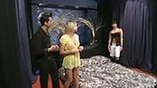 Zwei Frauen und ein glücklicher Kerl