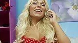 Die blonde Mindy reitet auf ihrem Geliebten