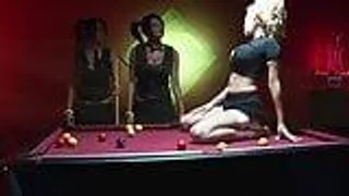 Zwei heisse Babes ficken mit drei geilen Typen am Pool