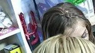 Blondine bläst den Schwanz während sie von hinten genommen wird