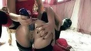 Maskierte Frau wird in den Arsch gefickt