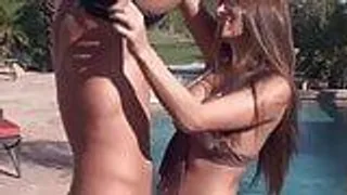 Sex am Pool und Sperma auf die Titten