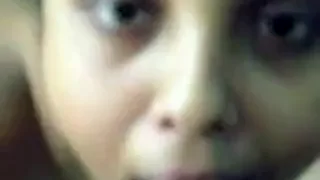 Geile Tante bläst und wird angespritzt