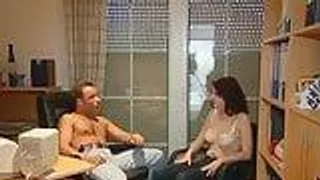 Busiger amateurteen lutscht und fickt im Büro