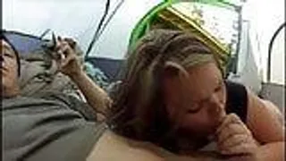 Mollige Milf fickt zwei Kerle im Zelt