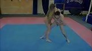 Blondine wichst einen Schwanz und bläst ihn