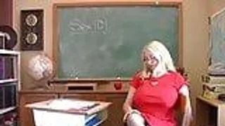 Vollbusige Blondine gibt einen geilen Blowjob