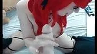 Rothaariges cosplay Babe wichst sich einen ab
