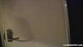 Freundin spielt mit dem Schwanz in der Badewanne