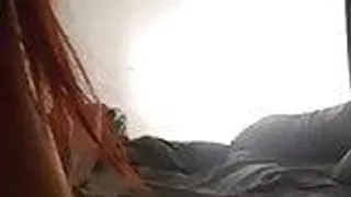 Schöne junge rothaarige masturbiert auf dem sofa