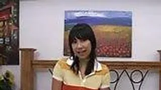 Kleine Japanerin Sayuri lutscht einen harten Schwanz