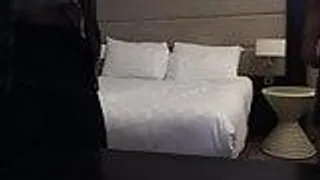 Heisse Brünette Milf wird im Hotelzimmer gefickt