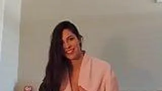 Sexy Freundin bläst den Schwanz ihres Freundes