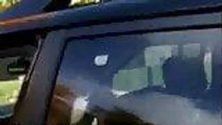 Schwester mit dicken Titten wichst im Auto