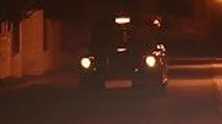 Blonde Kundin auf dem Rücksitz des taxis