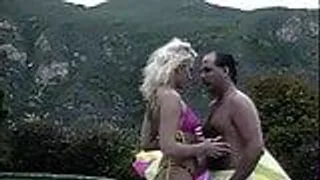 Reifes Paar hat Sex am Pool