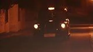 Krankenschwester in Fishnets beim Sex im Taxi