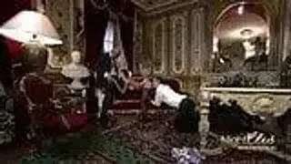 Eine rattenscharfe Schwarzhaarige mit großen Brüsten und scharfen Nylons wird doppelt penetriert