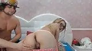Blondes Babe schluckt nach dem Fick das Sperma