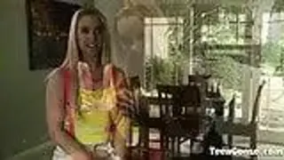 Teen Lucy in den Mund gespritzt
