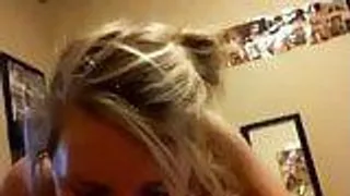 Blonde Frau bläst und wird gefickt