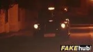 Der Fake Agent knallt die zierliche schwarzhaarige beim Casting