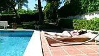 Brünette am Pool gefickt und auf die Titten gespritzt