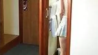 Die junge Emma Louise bekommt viel Sperma