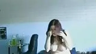 Heisse Freundin mit dicken Titten bläst und fickt
