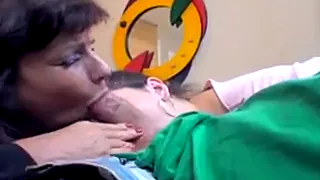 Sexy Teen holt ihm einen runter