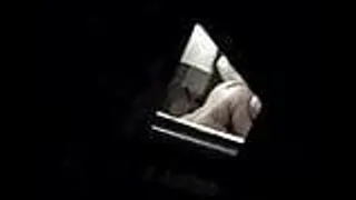 Spanner spioniert den Nachbarn am fenster
