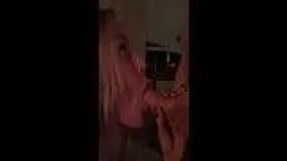 Nicole nimmt den Schwanz ganz in sich auf
