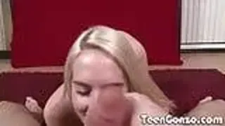 Schlanke Blondine lutscht an dickem Schwanz