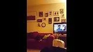 Kerl und Oma auf der Couch vernascht