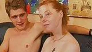 Versaute Amateurin lässt sich ins Gesicht spritzen