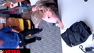 Zierliches blondes Mädchen Emma Hix gibt sich für ihren Chef hin