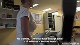 Vollbusige Masseuse wird bei der Massage gefickt