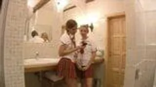 Blonde Lehrerin findet zwei sexy Schulmädchen und fickt sie anal