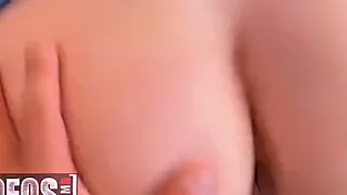 Süsse Blondine bläst einen dicken Schwanz vor dem Fick